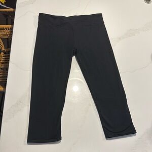 Fabletics crossover waist capri leggings